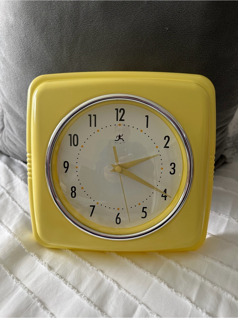 Retro Yellow Wall Clock – Classic Yellow Home Clock